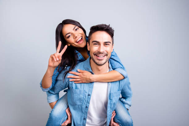 Начало общения на сайте знакомств: как привлечь внимание с первого слова