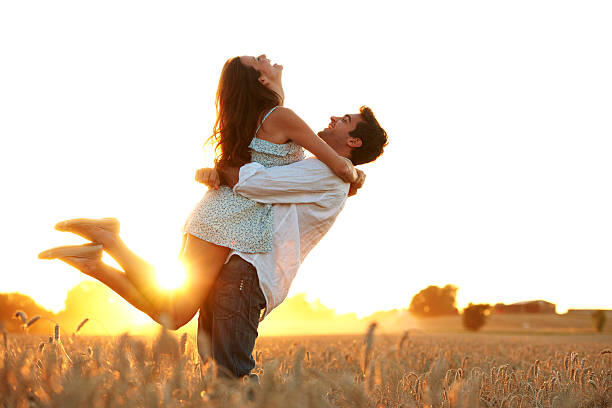 Начало общения на сайте знакомств: как привлечь внимание с первого слова