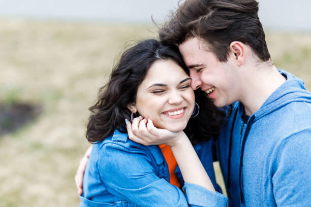 Как начать общение на сайте знакомств: советы по первому сообщению