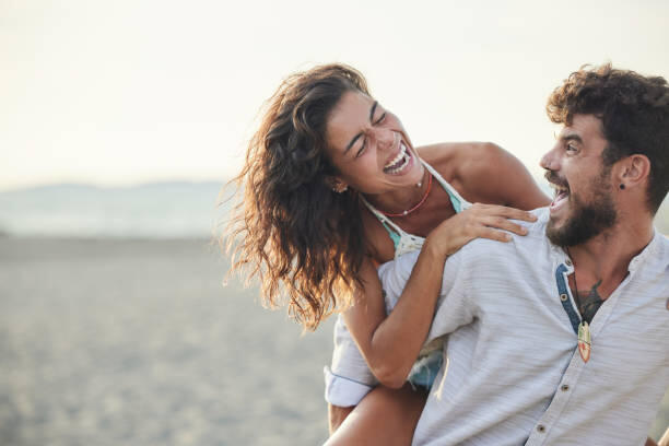 Начало общения на сайте знакомств: как привлечь внимание с первого сообщения