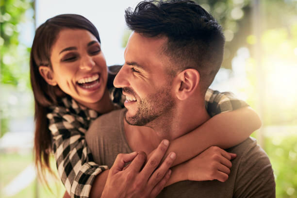 Начало общения на сайте знакомств: как привлечь внимание с первого слова