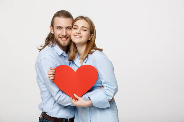 Начало общения на сайте знакомств: как привлечь внимание с первого слова